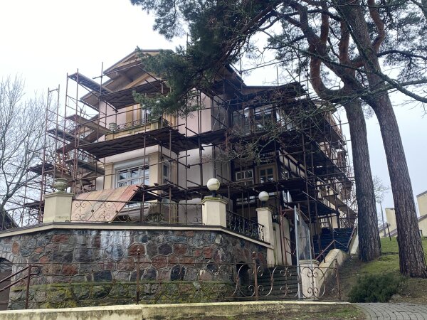 Pradėta restauruoti viena gražiausių vilų Juodkrantėje 