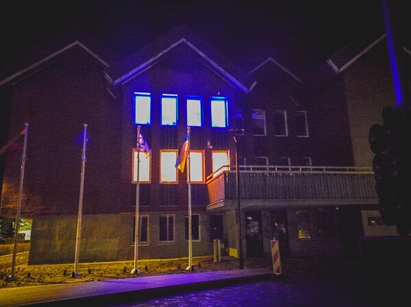 Neringos savivaldybės langai nušvito Ukrainos vėliavos spalvomis