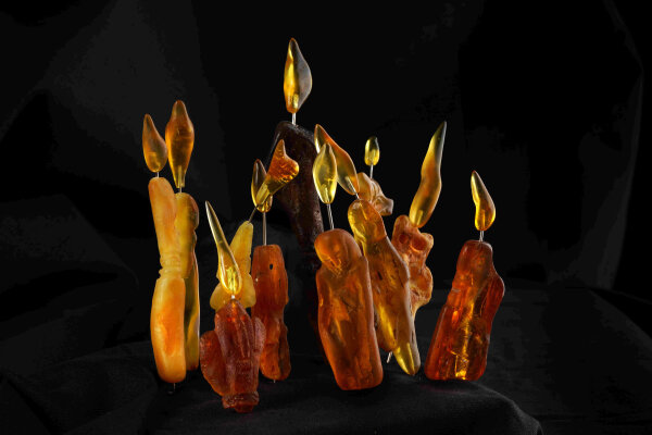 Nidoje – pasimatymas su gintaru: parodoje susipina archeologiniai radiniai ir meno kūriniai