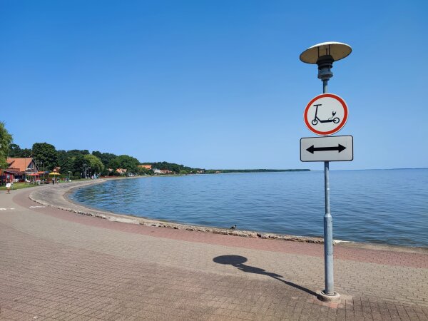 Paspirtukų ir motorinių dviračių vairuotojams priminta apie draudimą važiuoti Kuršių marių krantine