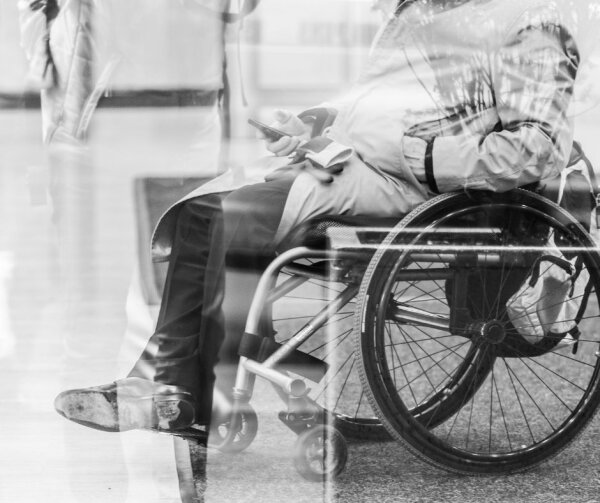 Žmones su negalia kviečia pasinaudoti asmeninio asistento pagalba 