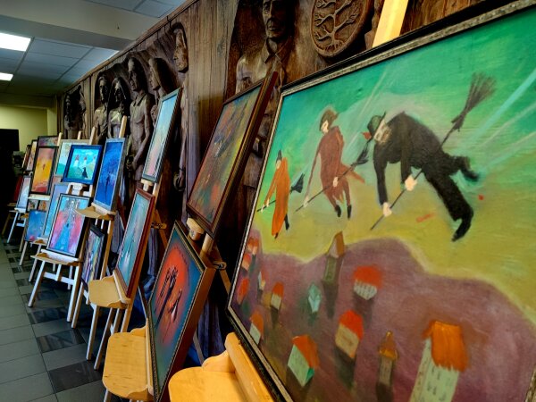 Savivaldybėje - paroda „Kalbantys paveikslai“