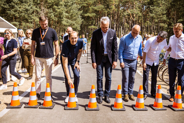 Įsibėgėja itin laukta rekonstrukcija: šiandien dviratininkams atverta rekonstruota tako...