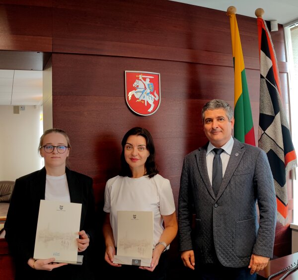 Sveikinimai šimtuką pelniusiai mokinei ir jos mokytojai