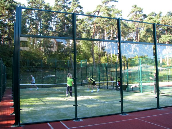 Padelis atkeliauja į Juodkrantę – nauja aikštelė įsilies į universalų sporto aikštyną