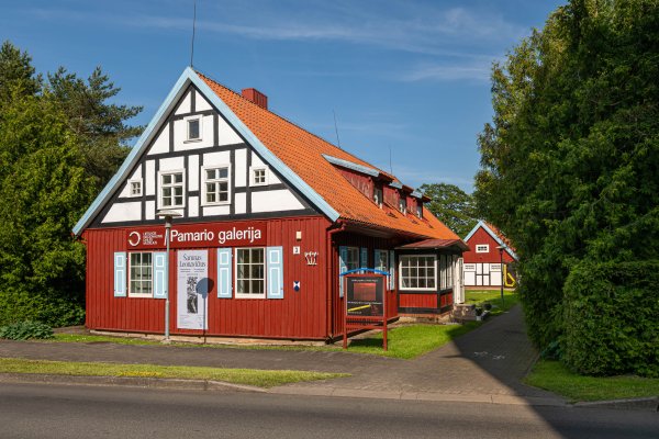 Nauji kūrybos vėjai Juodkrantėje: menininkų rezidencijos Pamario galerijoje