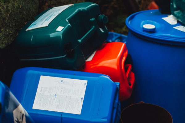 Kaip sekasi namų ūkiuose rūšiuoti pavojingas atliekas? Kviečiame pasidalinti patirtimi