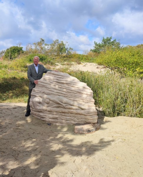 Atidengta skulptūra, įamžinanti fotografijų albumą „Žiedai tarp žiedų“