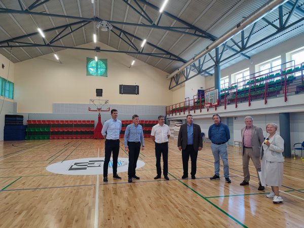 Neringos gimnazijoje – atnaujinta sporto salė ir futbolo aikštelė