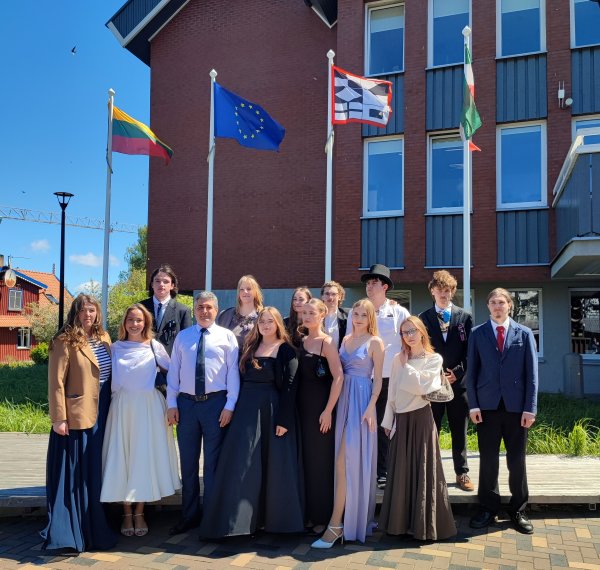 Su šypsenomis ir plojimais: Neringos abiturientai pratęsė gražią tradiciją