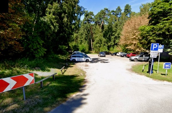 Dėmesio: laikinai uždaroma automobilių stovėjimo aikštelė Pamario g. 55